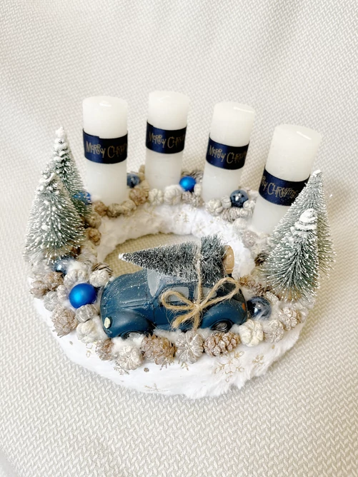 Adventi koszorú autóval, kék-arany-fehér színű Adventi koszorú autóval, kék-arany-fehér színű
