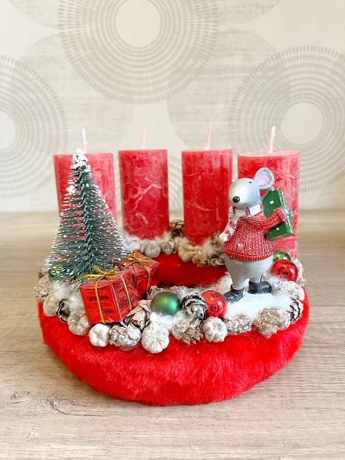 Adventi koszorú egérrel, piros színű Adventi koszorú egérrel, piros színű