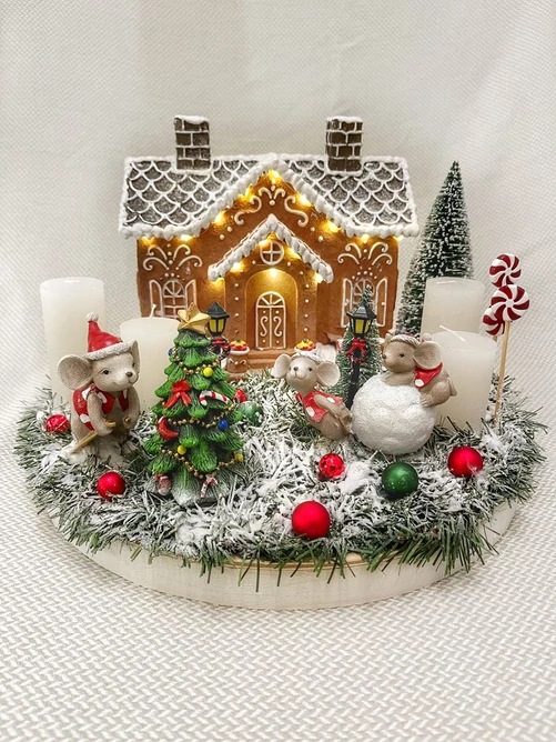 Mézeskalácsház adventi koszorú egérrel Mézeskalácsház adventi koszorú egérrel