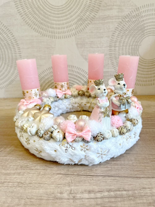 Pasztell adventi koszorú egér királyi párral Pasztell adventi koszorú egér királyi párral