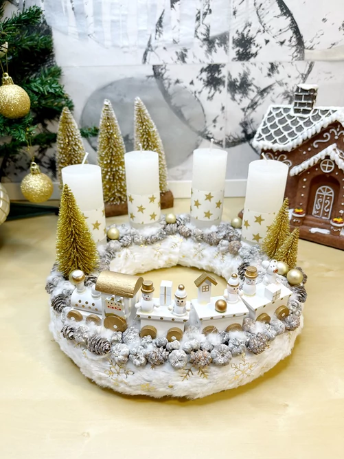 Adventi koszorú arany-fehér vonattal  Adventi koszorú arany-fehér vonattal