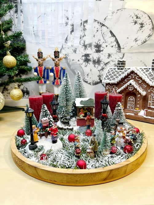 Téli falu adventi koszorú fatálcán  Téli falu adventi koszorú fatálcán