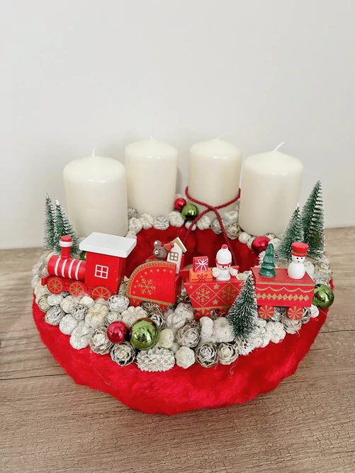 Adventi koszorú piros vonattal Adventi koszorú piros vonattal