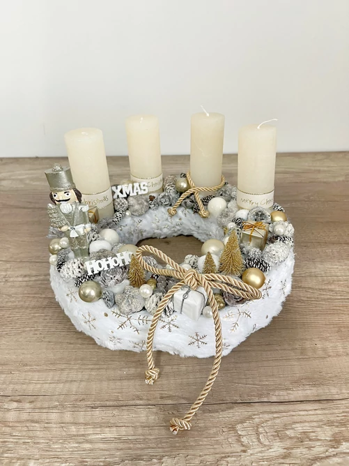 Adventi koszorú diótörővel Adventi koszorú diótörővel