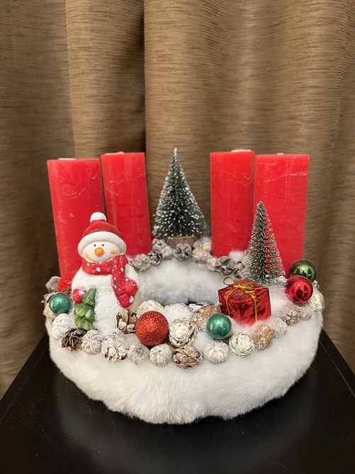 Piros-fehér adventi koszorú hóemberrel Piros-fehér adventi koszorú hóemberrel