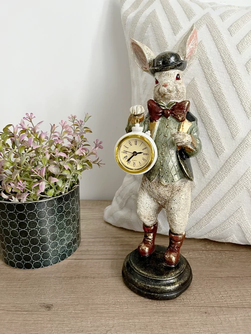 Kalapos nyúl órával