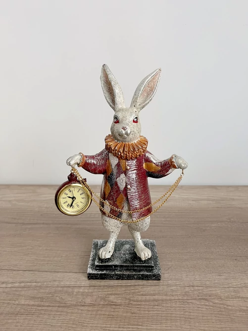 Nyúl figura egy órával