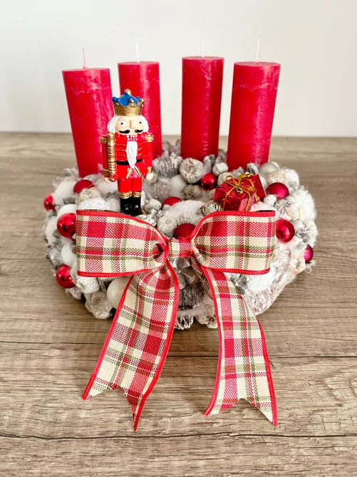 Piros fehér adventi koszorú  Piros fehér adventi koszorú