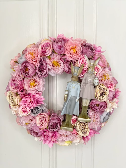 Pasztell virágos kopogtató nyúlpárral 