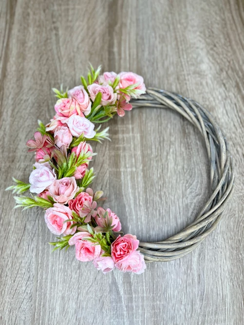 Virágos ajtódísz, kopogató vessző alapra