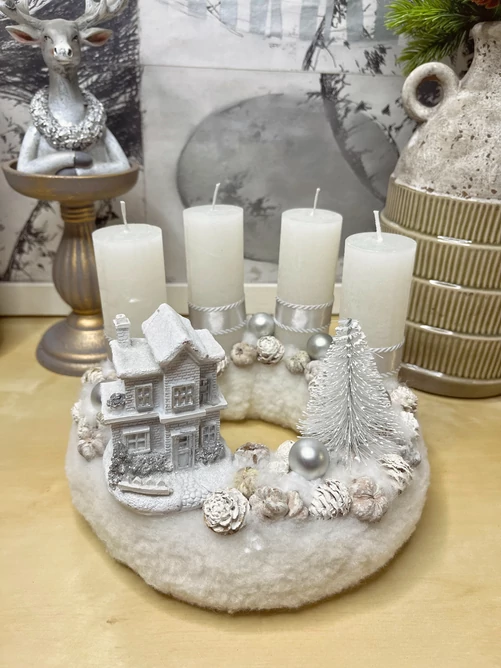 Adventi koszorú fehér házzal. Adventi koszorú fehér házzal.