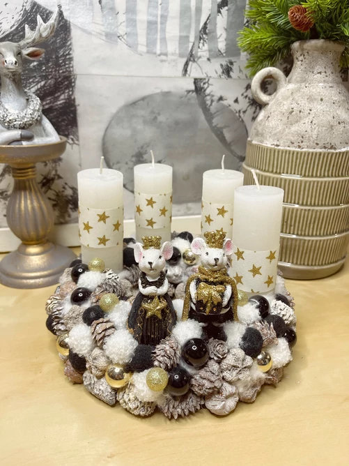 Adventi koszorú fekete egérkirálypárral Adventi koszorú fekete egérkirálypárral